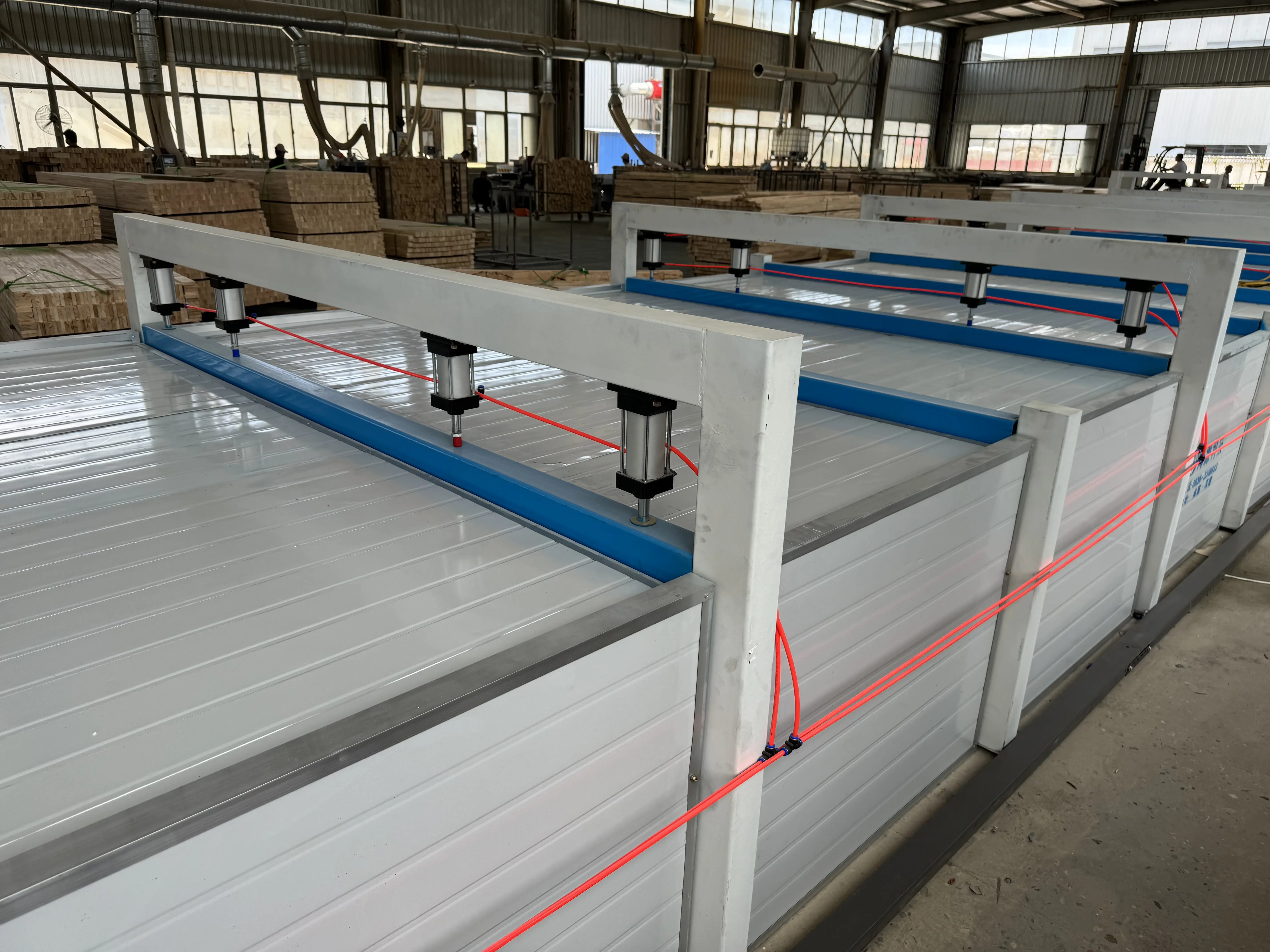 指接拼板機 拼板機木工：讓短木變“長材”的高效利器